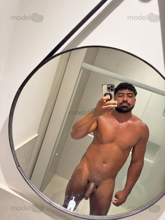 Homem hétero pronto para atender mulheres e casal