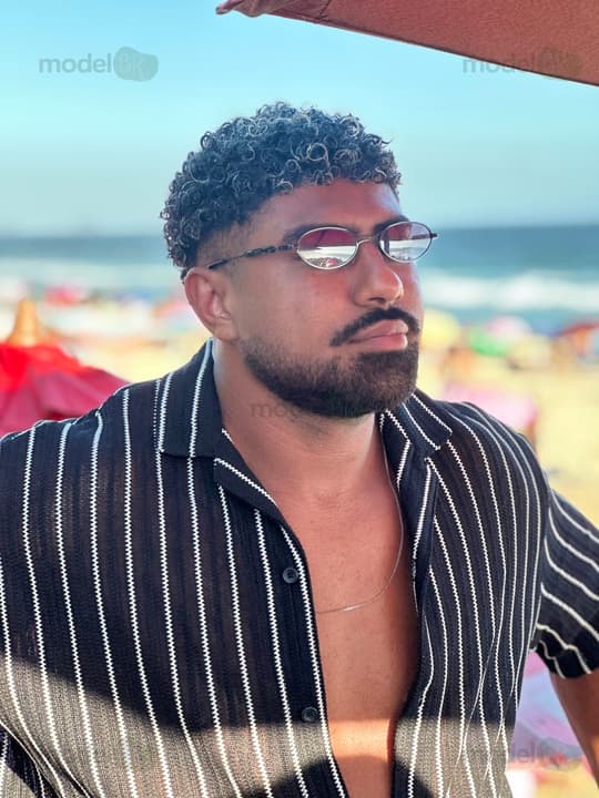 Homem hétero pronto para atender mulheres e casal